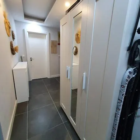 Eine Wunderschone Mit Pool Und Garten Apartament