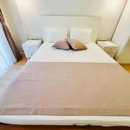Eine Wunderschone Mit Pool Und Garten Apartamento